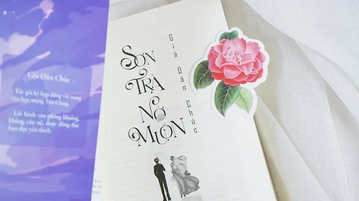 Fahasa - Sơn Trà Nở Muộn - Tặng Kèm 1 Bookmark Hoa Sơn Trà + 1 Bookmark Chiếc Bật Lửa + 1 Postcard