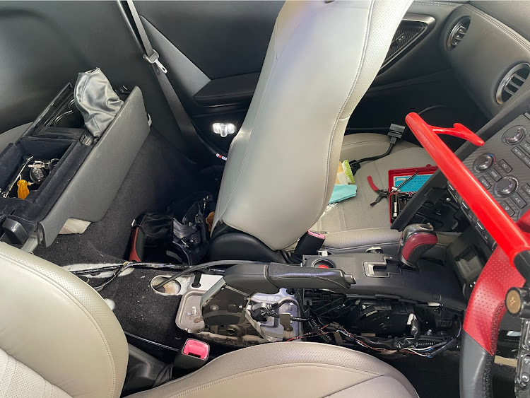 NISSAN GT-Rの染めQ・Amazonプライムデー・爆烈チューニング中😆・カーボン製リヤシート・ガレージ監視カメラに関するカスタム事例の投稿画像1枚目