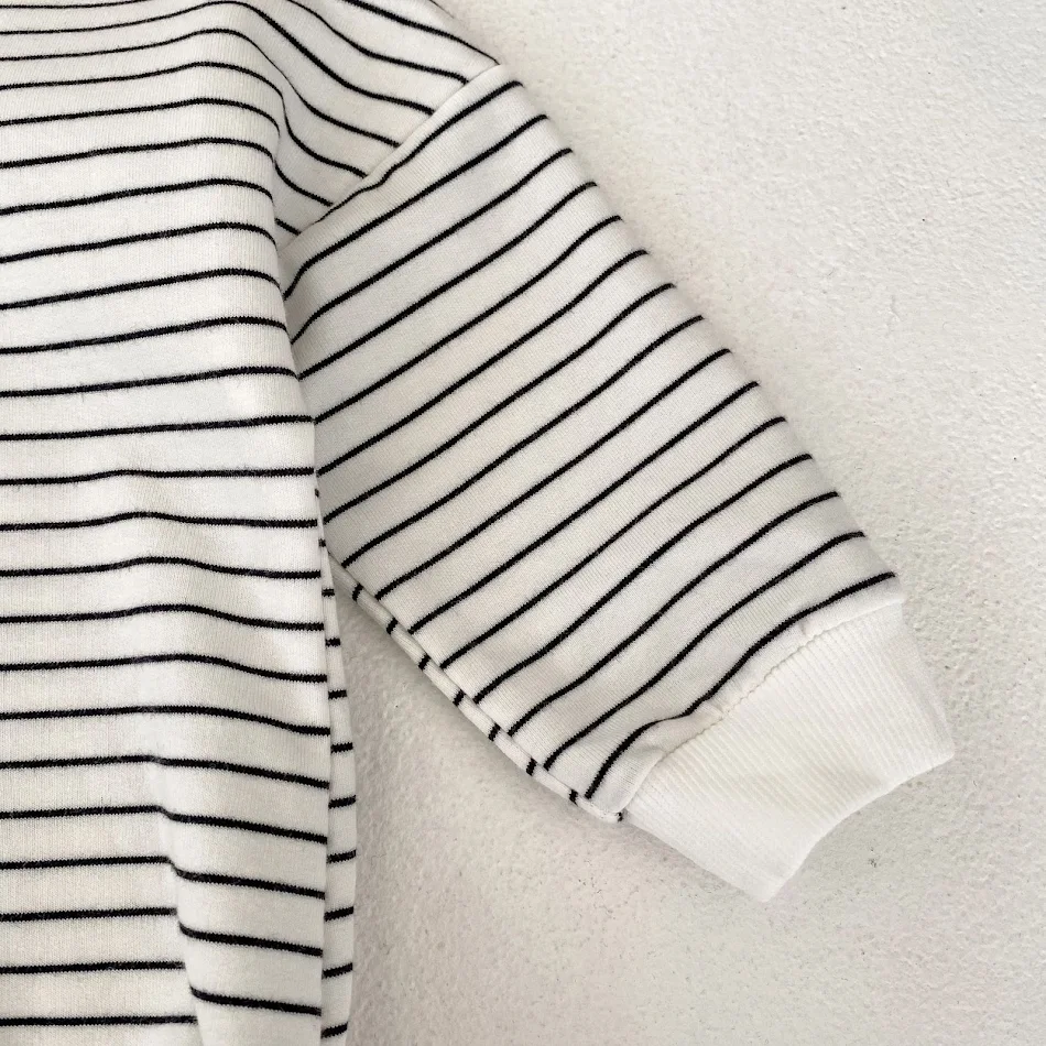 Gestreepte baby-romper met capuchon, een zachte en warme jumpsuit, ideaal om je baby comfortabel en modieus te houden.