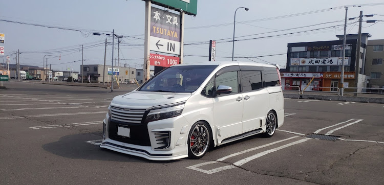 ヴォクシーの夏仕様・キャンプ・Glanz・チーム・オフに関するカスタム事例の投稿画像2枚目