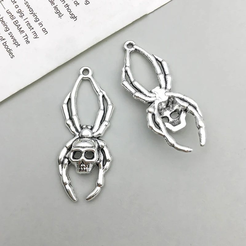 Pingente de acessórios de aranha em liga de zinco. Design único que adiciona um toque de mistério e elegância ao seu estilo. Perfeito para presentes ou uso diário.