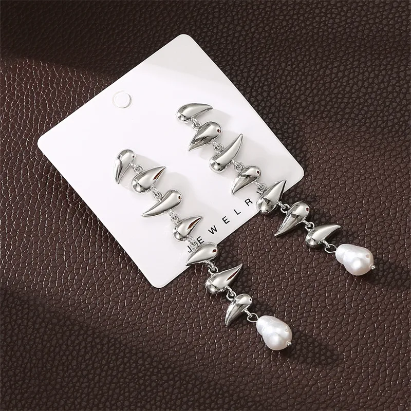 Druppelvormige Sieraden Set, Oorbellen, Armband en Ketting, Glanzend Metaal en Parelversiering, Stijlvol
