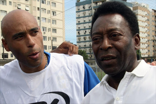 Picture taken on April 12, 2007 of Brazilian football star Pele (R9 and his son, former footballer and coach of goalkeepers in Santos FC, Edson Cholbi Nascimento, aka Edinho, in Santos. A Brazilian court has sentenced football legend Pele's son Edinho to 33 years in prison for laundering money for drug traffickers, media reports said on May 31, 2014.