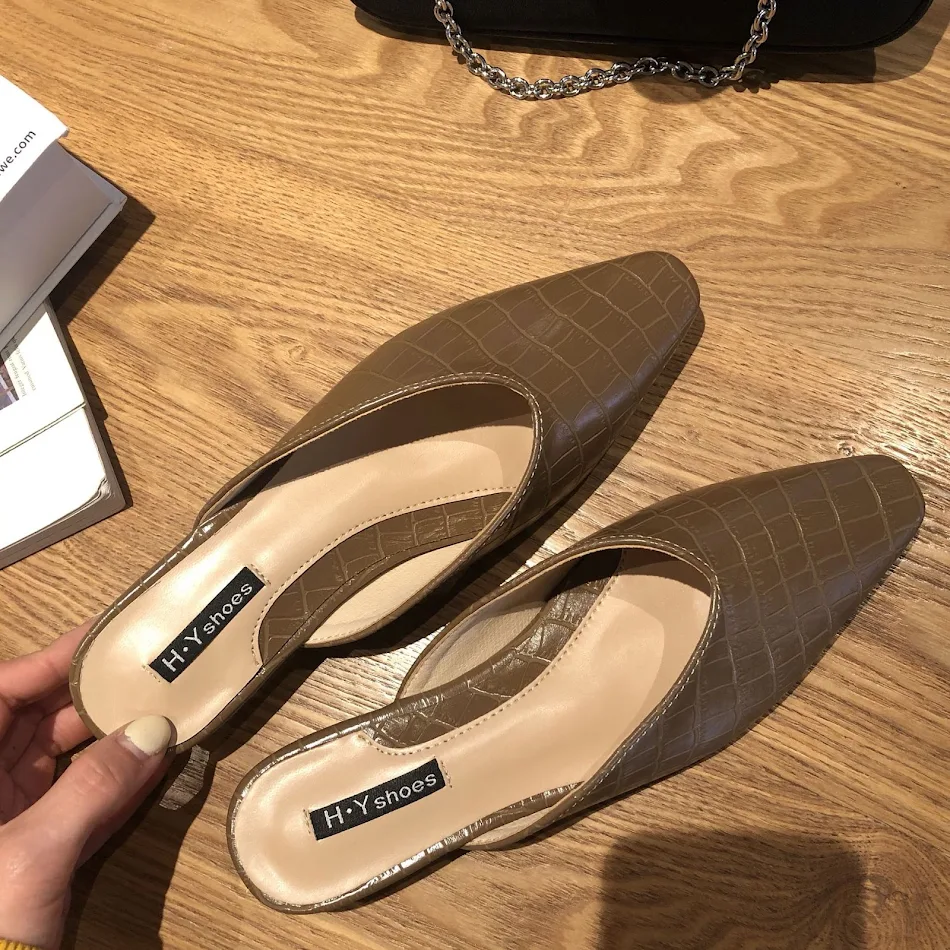 Zapatillas de media suela Baotou con patrón de piedra para mujer, cómodas y elegantes para el uso diario, perfectas para un look casual y chic.