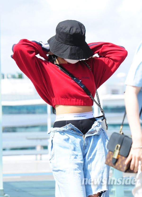 Hwasa Introduces New And Daring Sexy Pants Style At The Airport And Netizens Are Split In Opinion