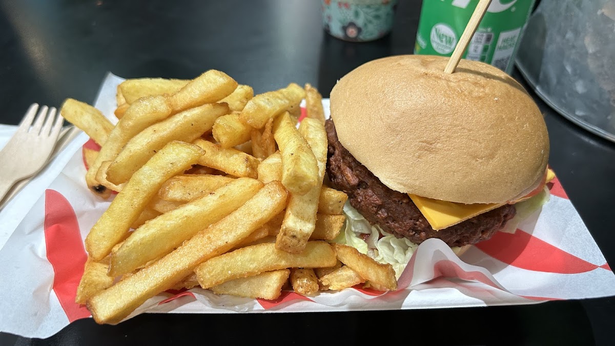 Cheese burger and chips