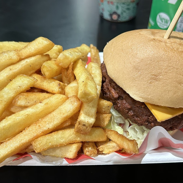 Cheese burger and chips