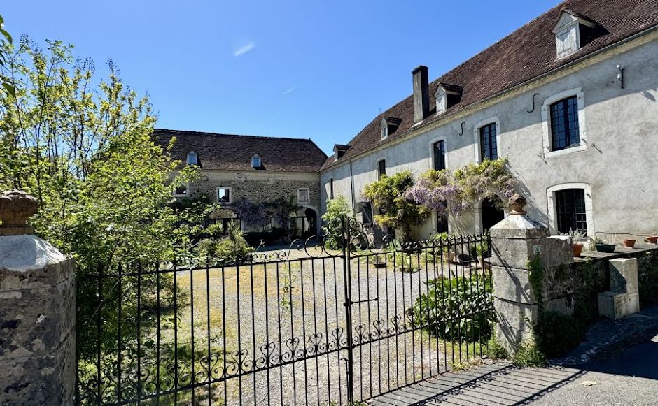 Vente propriété 17 pièces 590 m² à Sauveterre-de-Béarn (64390), 895 000 €