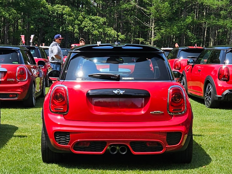 ミニ ハッチバックの赤MINI・レッドホットミニ・ビーナスライン・女神湖音楽堂に関するカスタム事例の投稿画像8枚目