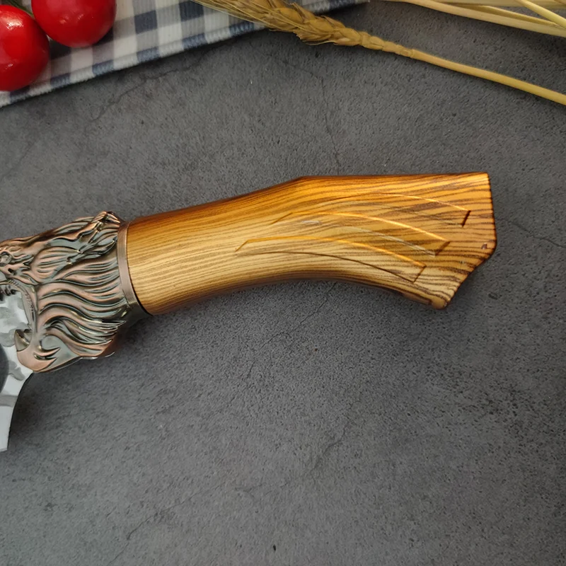 Gesmede outdoor wolfskop slachtmes. Robuust en scherp, ideaal voor slachten en villen in de buitenlucht. Onmisbaar voor jagers en boeren.