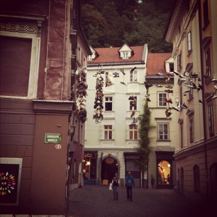 Shoefiti a Lubijana centro di dado6