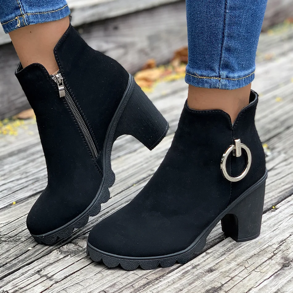 Bottines à talons épais grande taille avec fermeture éclair latérale et bout rond. Bottines Martin à talons hauts pour un look tendance.