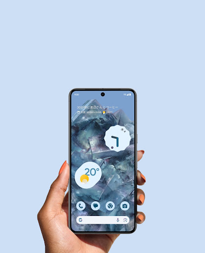 Bay カラーの Google Pixel 8 Pro を持っている手。スマートフォンのホーム画面が新しいディスプレイとともに明るく輝いている。
