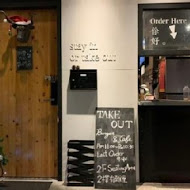 TakeOut Burger & Cafe(忠孝新生店)