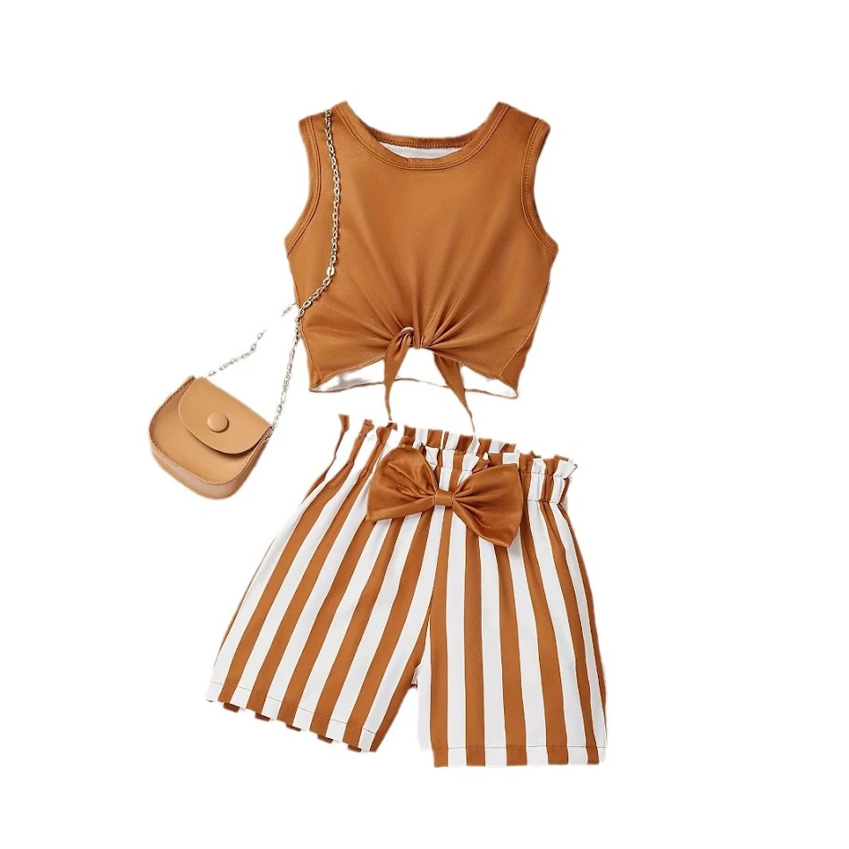 Ensemble Décontracté avec Gilet Col Rond et Short. Confort et style assurés pour vos journées. Idéal pour un look casual et tendance, parfait pour l'été.