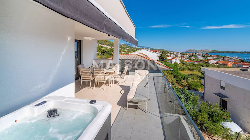 House with pool and terrace 4