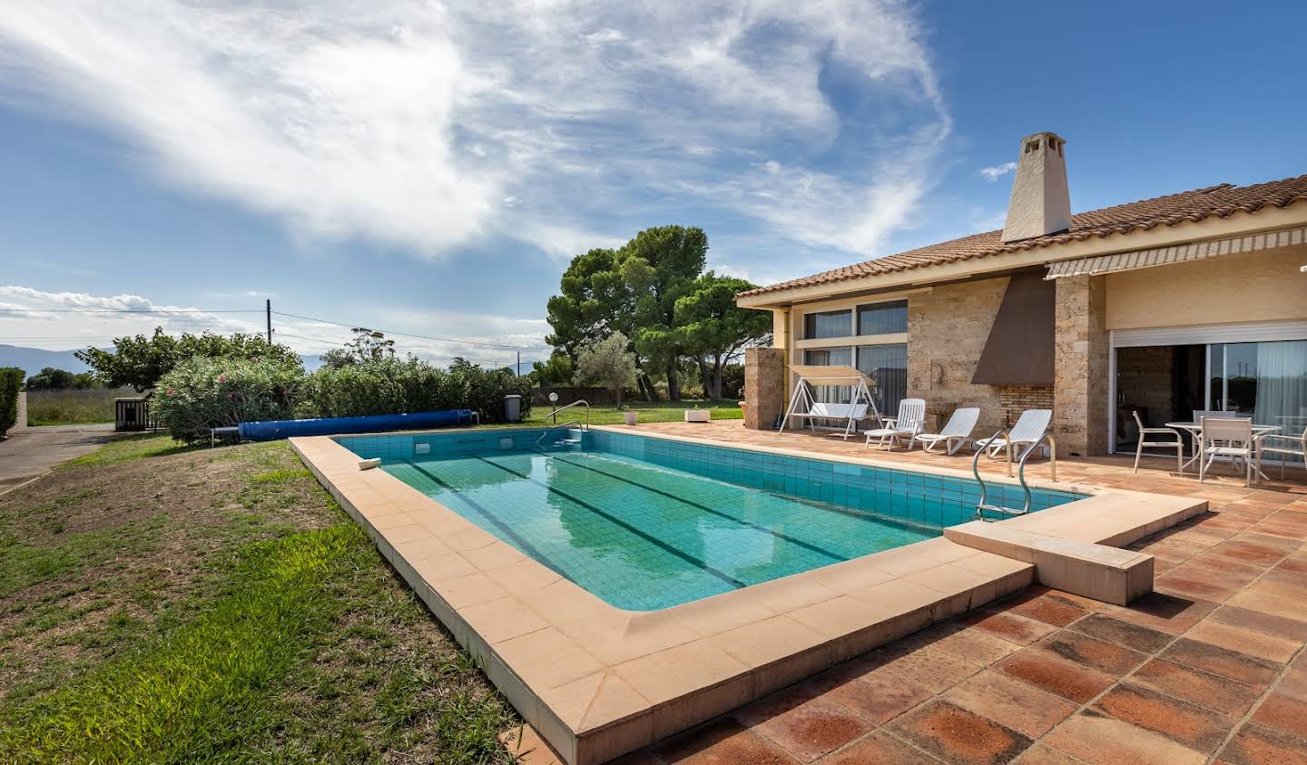 Contemporary house with pool and garden Perpignan