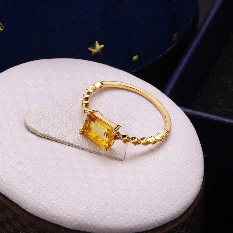 Anillo Cuadrado Princesa Topacio Amatista Un accesorio elegante y sofisticado que complementa cualquier atuendo, perfecto para ocasiones especiales.
