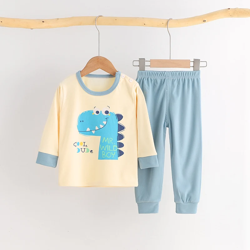 Conjunto de roupas de inverno para recém-nascida, quentinho e aconchegante. Mantenha sua bebê protegida e confortável durante o inverno.