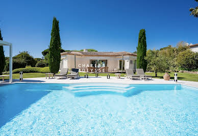 Villa with pool and garden 8