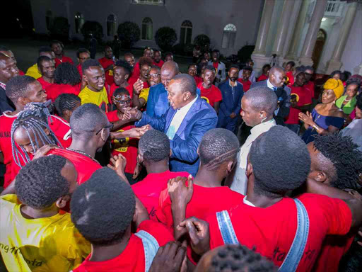 President Uhuru Kenyatta with ‘Jenga Talanta’ fiinalists at State House, Nairobi