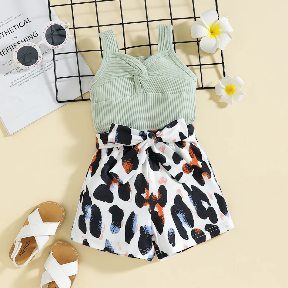 Traje de verano para bebé con tirantes y lazo, shorts adorables. Ideal para el calor, cómodo y con estilo. ¡Perfecto para tu pequeño!