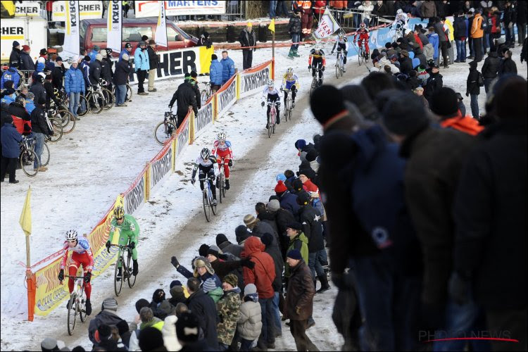 🎥 Het is gebeurd: de eerste cross in de sneeuw van het jaar is gereden en dat geeft deze zichten