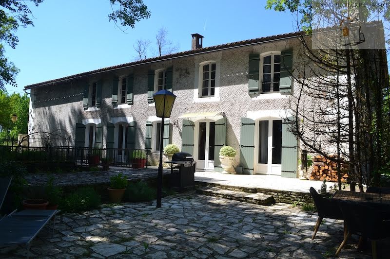 Vente maison 7 pièces 223 m² à Saint-severin (16390), 567 000 €