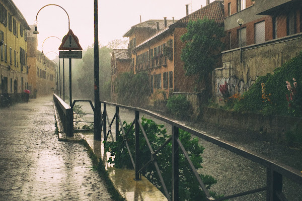 Pioggia sul Naviglio. Milano. di ZERRUSO