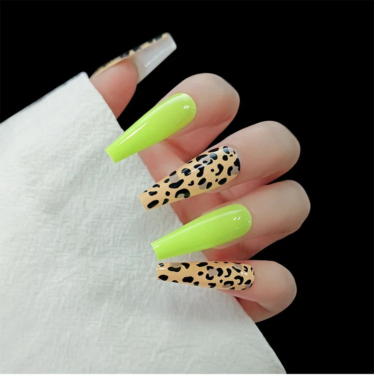 Unhas com acabamento em estampa de leopardo amarelo fluorescente, perfeitas para beleza impactante e vibrante. Realce suas mãos e estilo com ousadia.