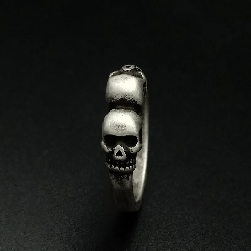 Vintage RVS Ring met Doodskop — Een robuuste en stijlvolle accessoire. Duurzaam en opvallend, ideaal voor mannen en vrouwen die durven te pronken.