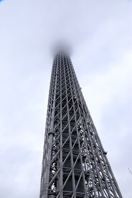 Skytree w chmurach, Tokio