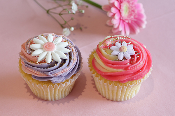 お友達へのバレンタインのお返しに ローラズ カップケーキ 東京 にお花がかわいい限定カップケーキが登場 Trill トリル
