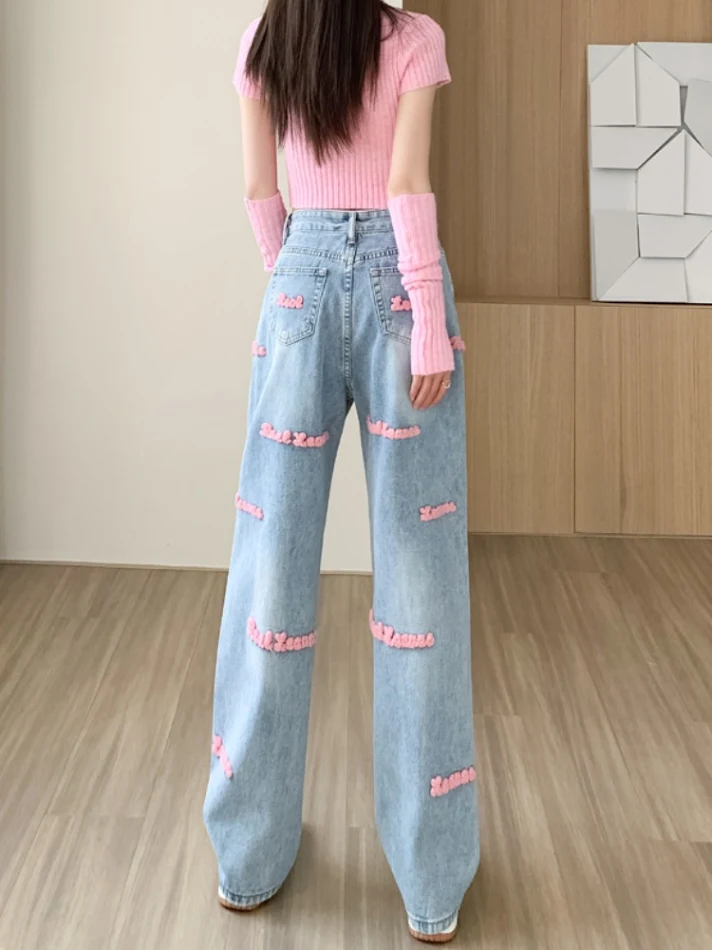 Jean femme à jambes larges, lettres brodées et coupe droite – Un look tendance et confortable pour toutes les occasions.