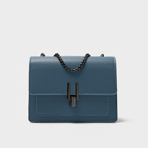 Title 6, Chain shoulder bag designed for everyday elegan...