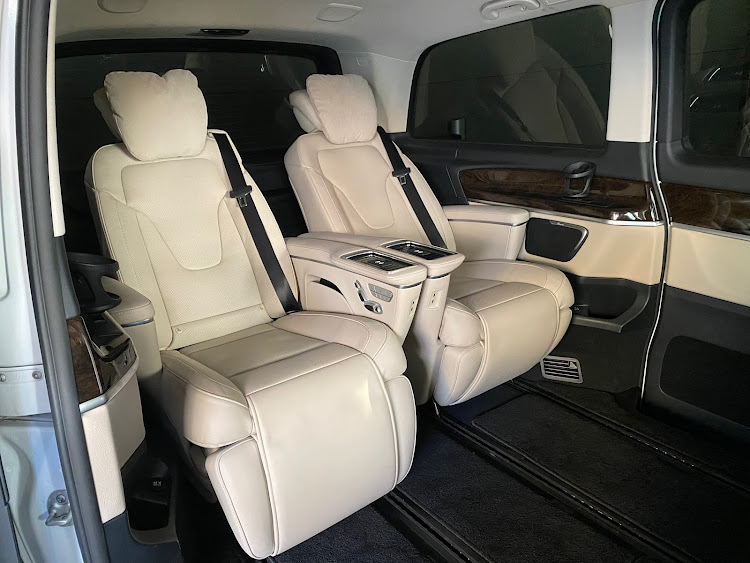 VクラスのBRABUS・エクスクルーシブシート・エンブレム・カーペットに関するカスタム事例の投稿画像2枚目