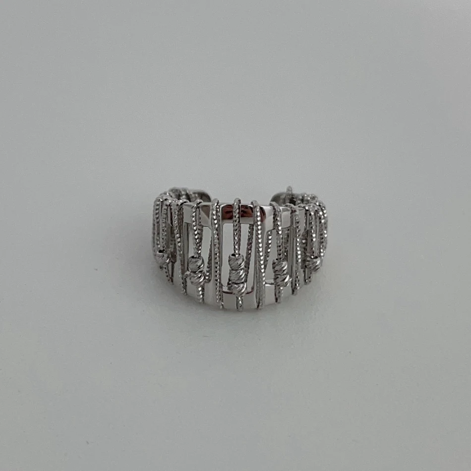 Bague creuse en argent sterling avec perles rondes enroulées. Un bijou élégant et polyvalent, parfait pour un usage quotidien ou pour une occasion spéciale. Confortable.