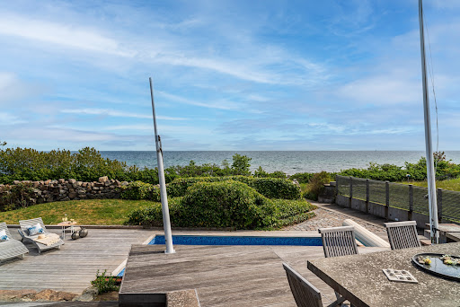 Villa with pool and garden 2