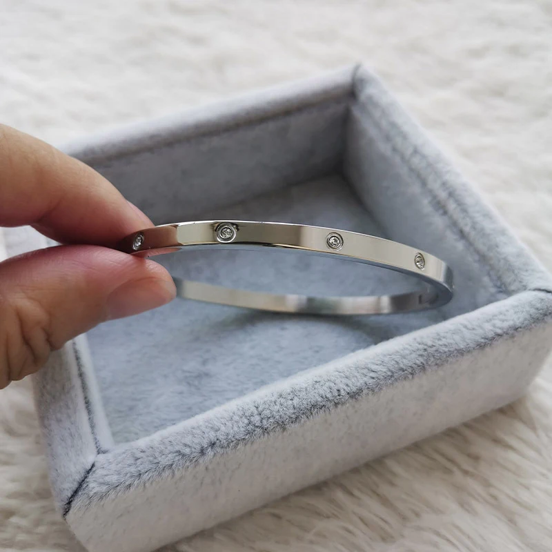 Pulsera Minimalista con Diamantes y Estilo Red Net, Ideal para Combinar, Diseño para el Hogar, Elegancia Versátil.