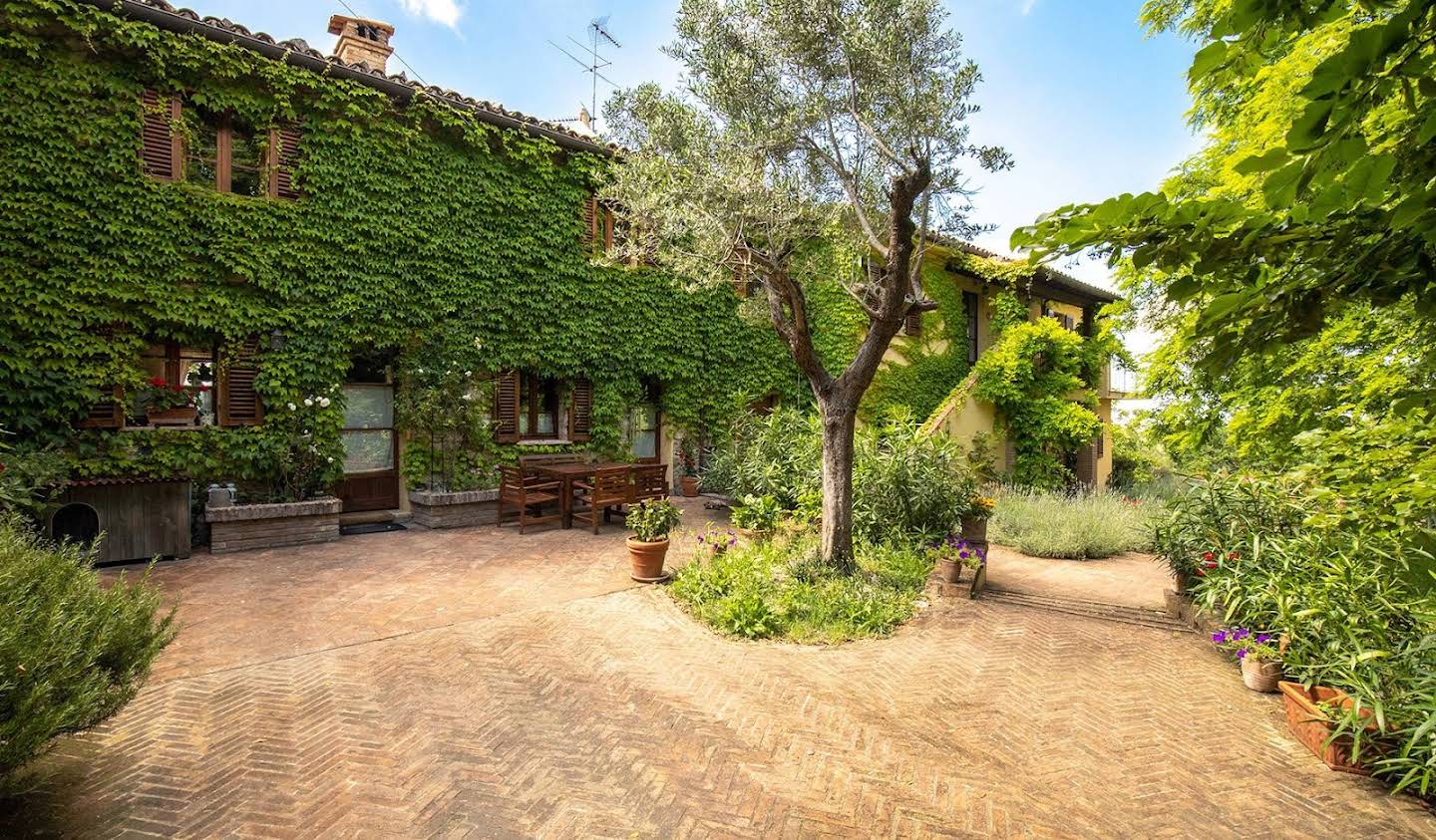 Corps de ferme avec jardin et piscine Urbino