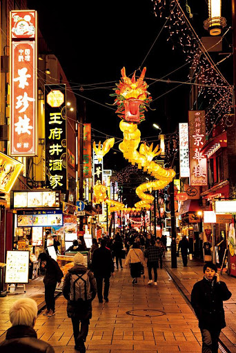 黄金に光り輝く龍が頭上に現れる「春節燈花」。2019年2月28日(木)まで開催中。点灯時間は16:00～23:00