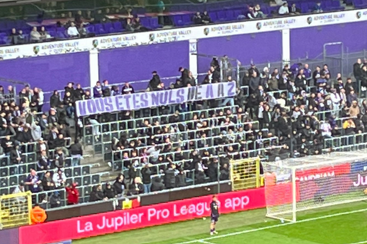 📷 Fans Anderlecht maken eigen ploeg helemaal af nog voor de match begonnen is