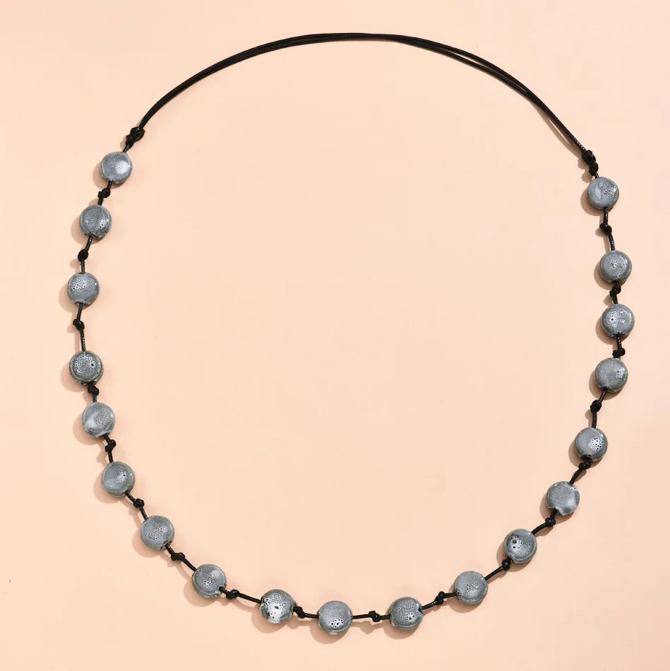 Lange, eenvoudige ketting met platte kralen voor dames. Een elegante en veelzijdige accessoire, minimalistisch design, perfect voor dagelijks gebruik en speciale gelegenheden.