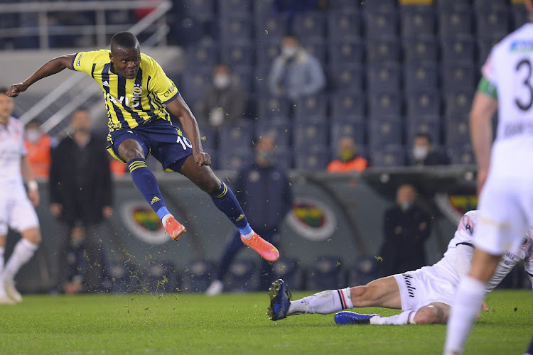 Samatta en Fenerbahçe zetten Besiktas onder druk