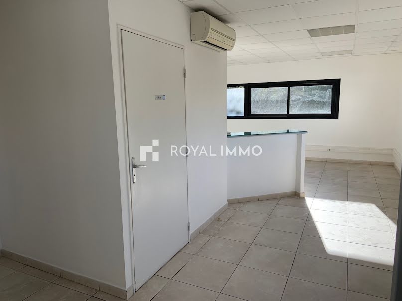 Location  locaux professionnels  64 m² à La Seyne-sur-Mer (83500), 1 130 €