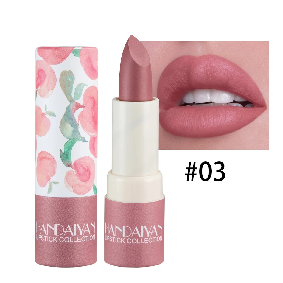 Velvet Fog Lipstick Vlekt Niet Gemakkelijk Geniet langer van perfecte lippen met deze vlekbestendige en intens gekleurde lipstick.