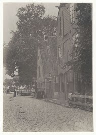 Rij huizen aan een klinkerweg, vermoedelijk in Volendam