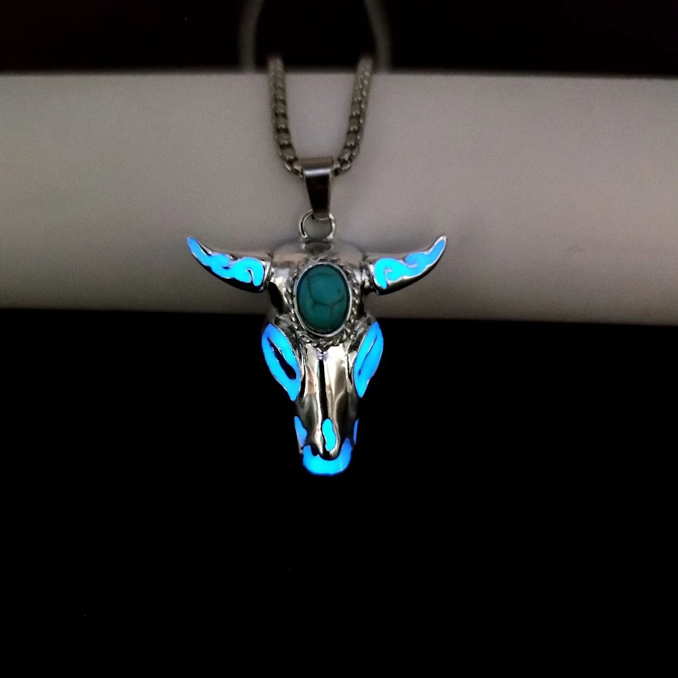 Collier pendentif tête de taureau crâne turquoise en acier inoxydable style punk. Affirmez votre style rebelle avec ce bijou unique et tendance.