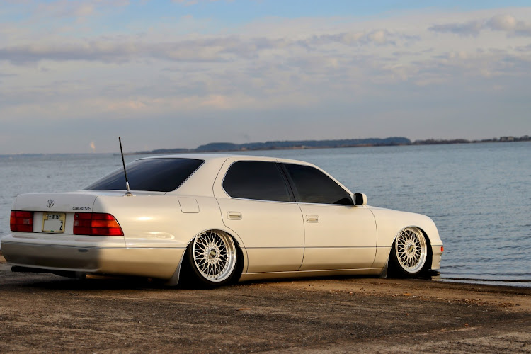 LSのBBS SUPER RS特注21inchリバレルリム・k.air.creation・我が家の🌴庭で📸・BBS SUPER RS特注21inch鍛造リム+硬質クロムメッキに関するカスタム事例の投稿画像6枚目