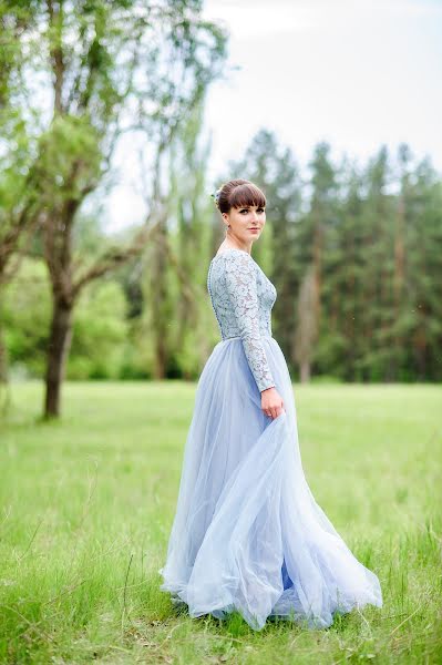 Wedding photographer Alena Dmitrienko (alexi9). Photo of 19 May 2019